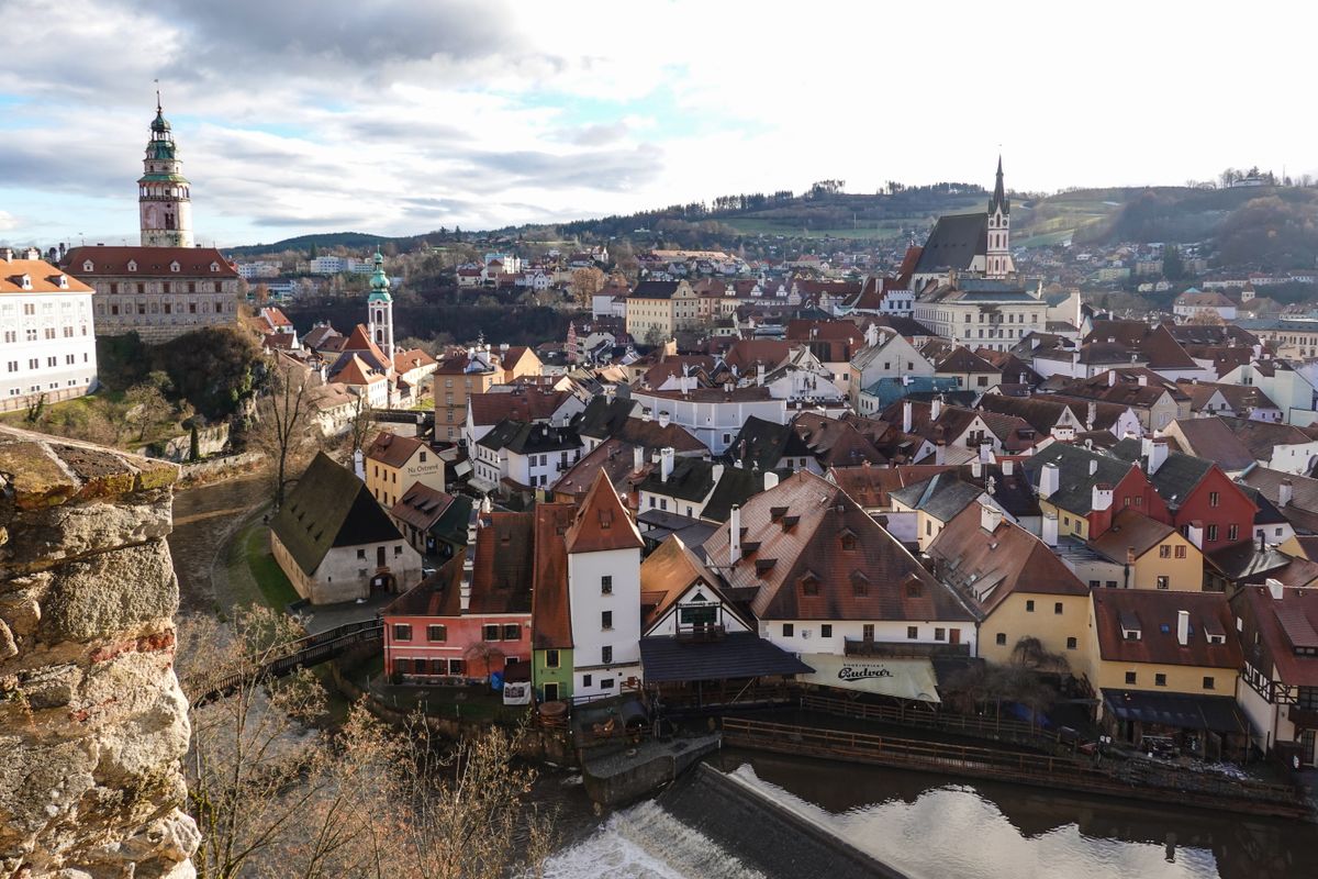 Historické centrum Českého Krumlova s barevnými střechami